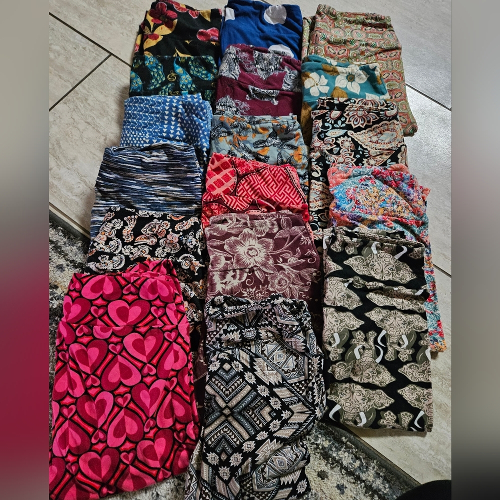 Lot (17 pairs) of LuLaRoe leggings. All one size.